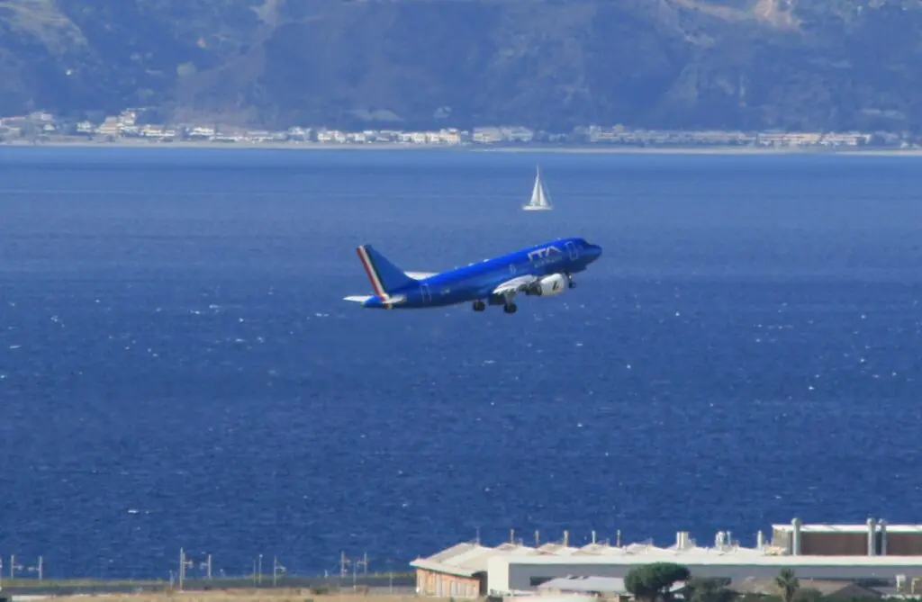 decollo aereo aeroporto reggio calabria