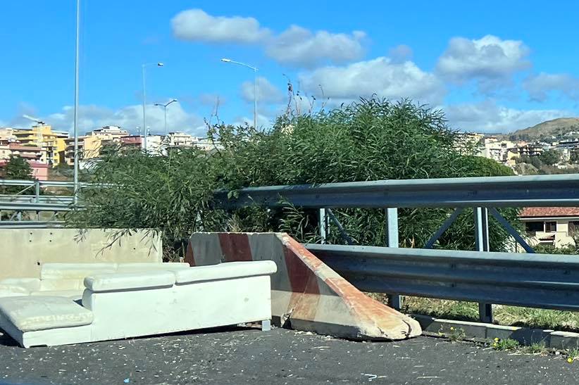 divano abbandonato in autostrada