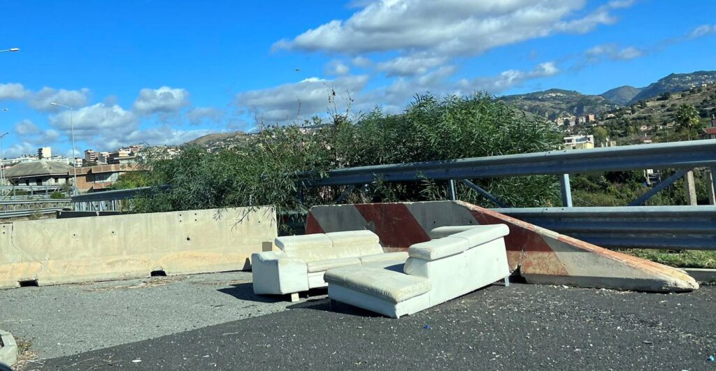 divano abbandonato in autostrada