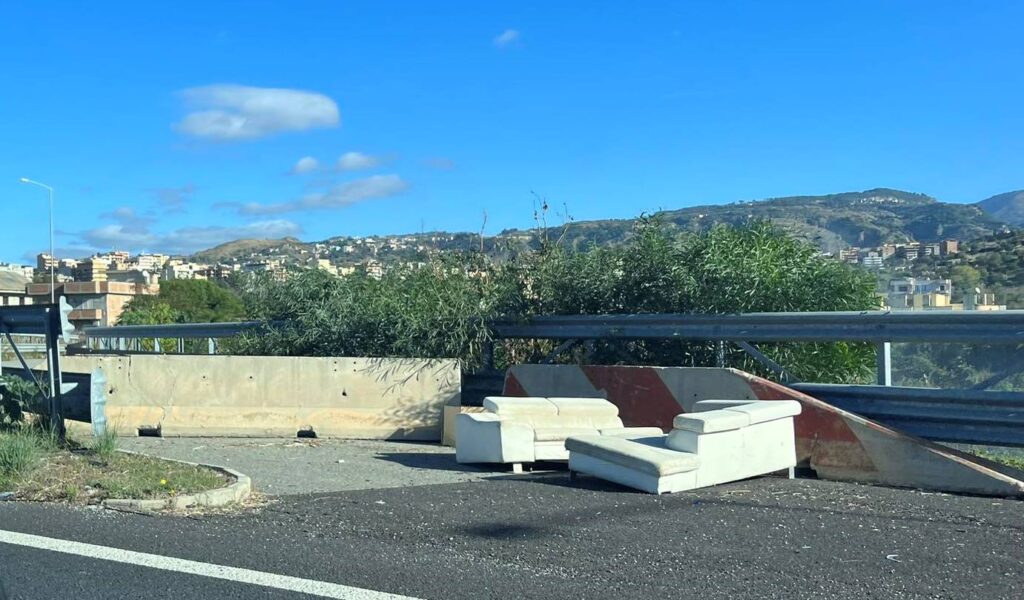 divano abbandonato in autostrada