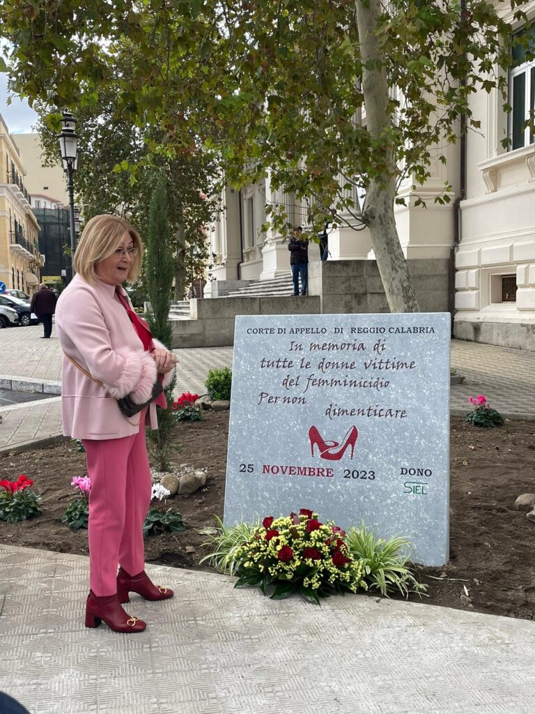 stele vittime femminicidio reggio