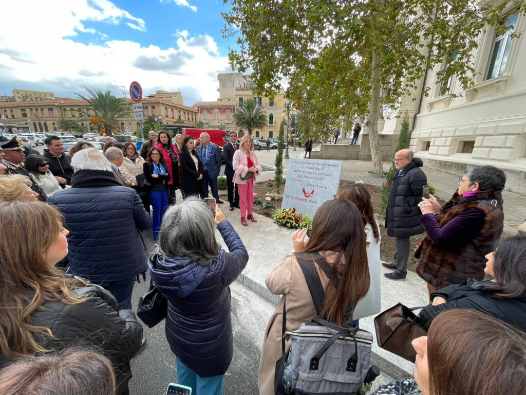 stele vittime femminicidio reggio