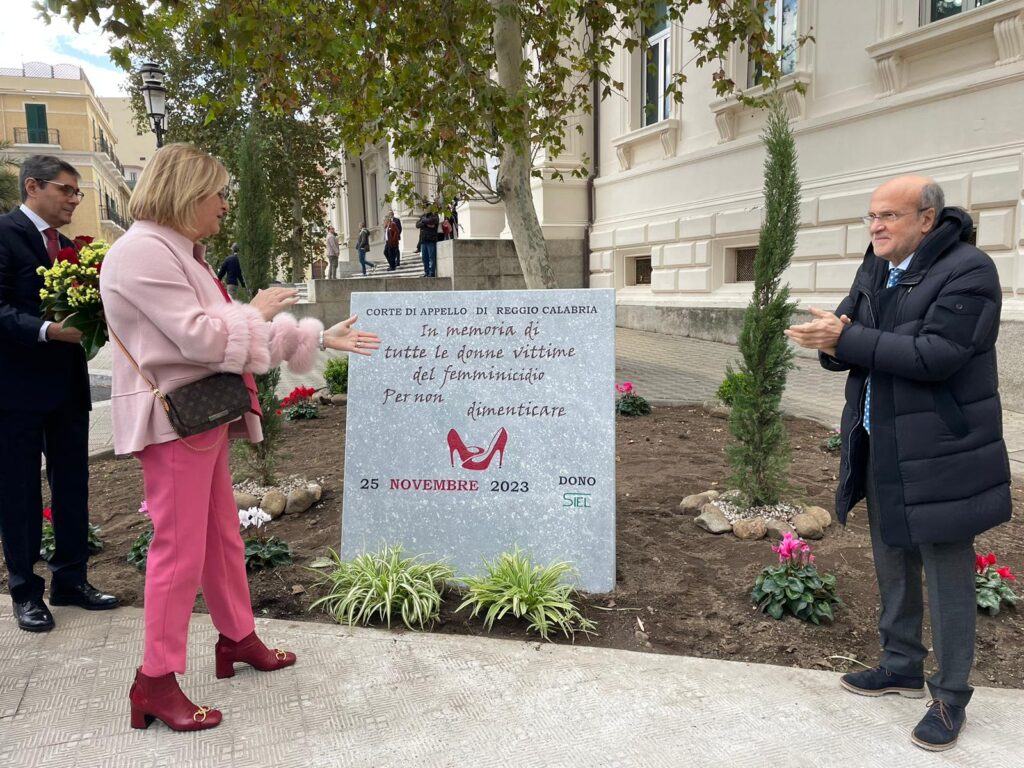 stele vittime femminicidio reggio