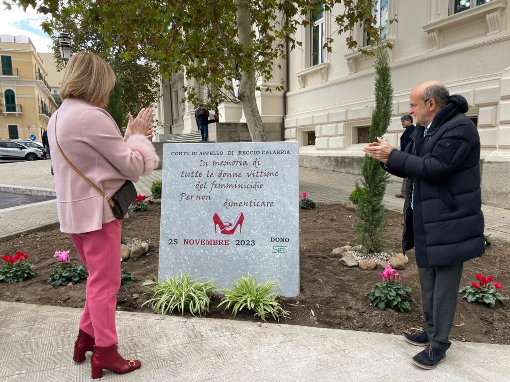 stele vittime femminicidio reggio