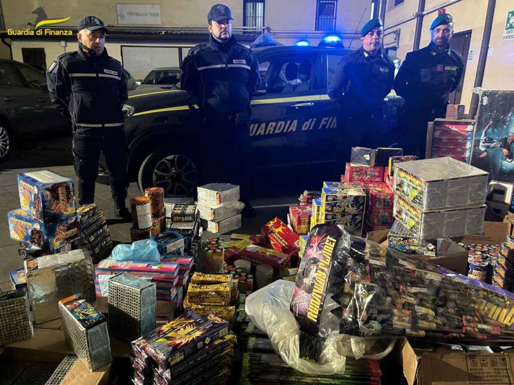 guardia di finanza fuochi d'artificio