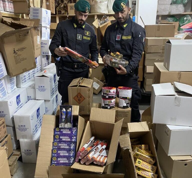 guardia di finanza sequestro fuochi d'artificio