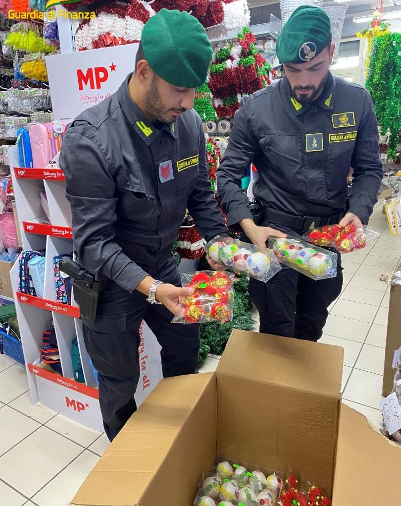 guardia di finanza sequestro fuochi d'artificio