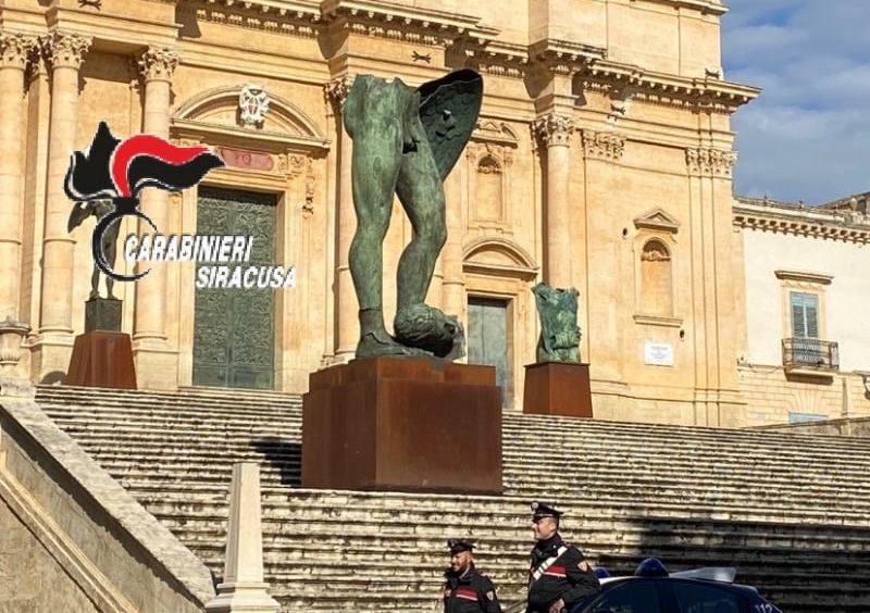 statue in argento e 120 euro nella sede dell'Associazione nazionale carabinieri di Noto