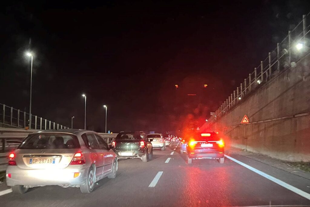 traffico paralizzato incidente raccordo