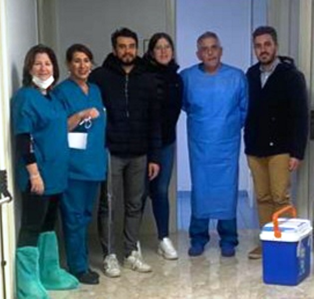 Gli operatori dell'IRCCS con l'équipe del Centro Trapianti di Catania con gli organi prelevati