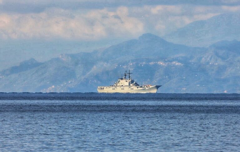 L'incrociatore portaeromobili Giuseppe Garibaldi attraversa lo stretto