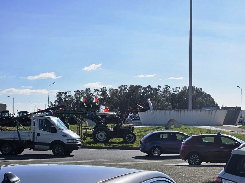 Protesta agricoltori bloccata rotonda Crotone