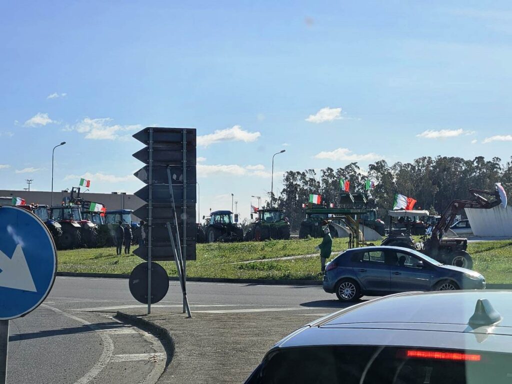 Protesta agricoltori bloccata rotonda Crotone