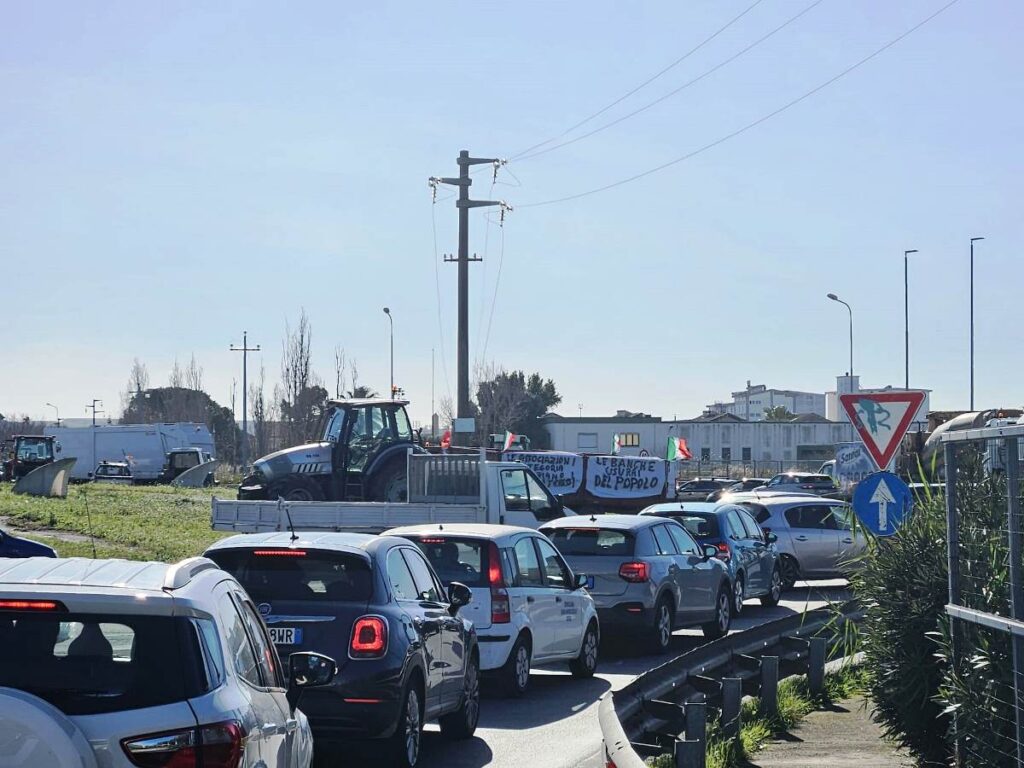 Protesta agricoltori bloccata rotonda Crotone