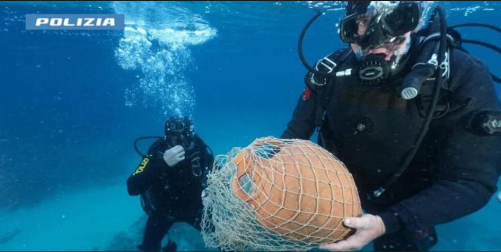 Recuperata anfora in mare a Palermo