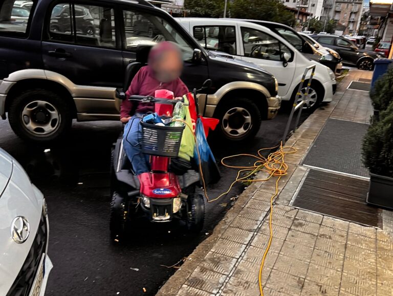 disabile aiutato dalla polizia municipale