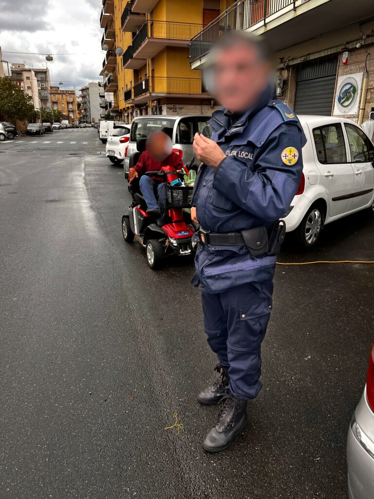 disabile aiutato dalla polizia municipale