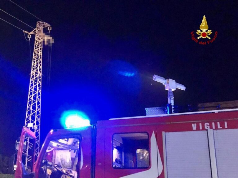 traliccio alta tensione vigili del fuoco