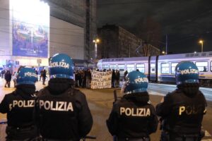 Assaltata volante Polizia a Torino