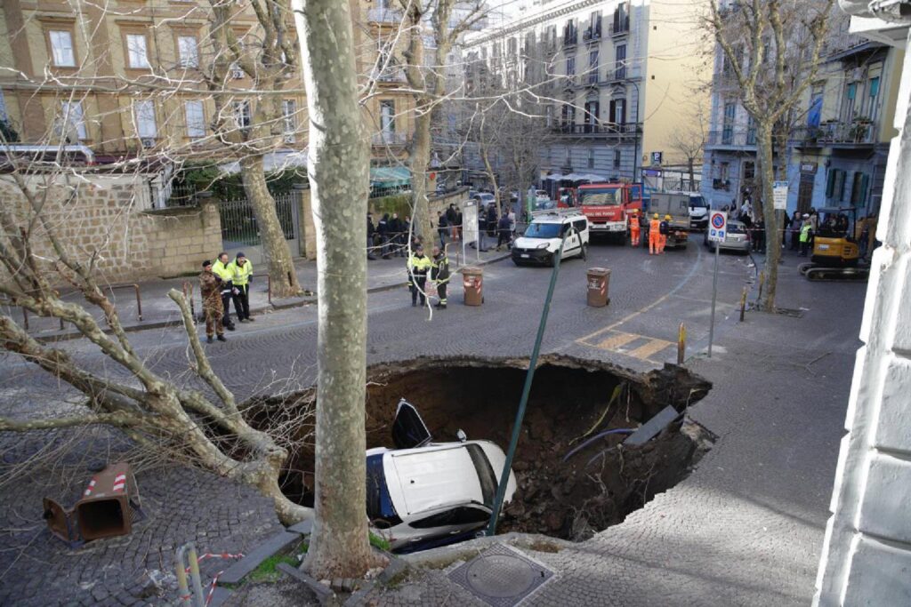 Auto inghiottite da cratere aperto in strada a Napoli