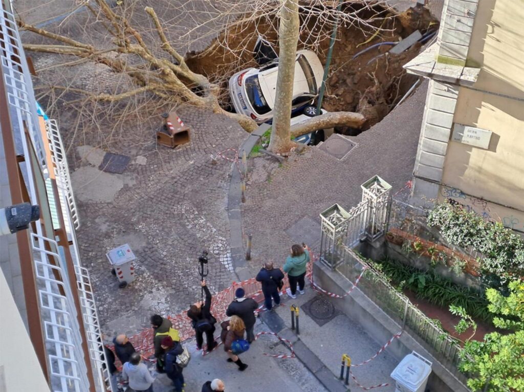 Auto inghiottite da cratere aperto in strada a Napoli