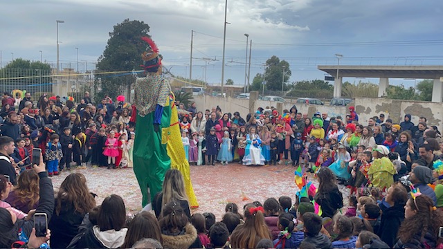 La Donna Divertente in Costume Di Carnevale Della Manifestazione