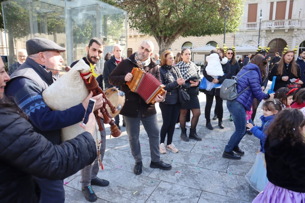 Carnevale bambini da Duomo a Piazza Italia