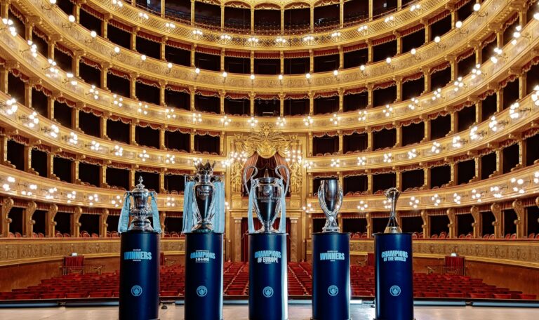 Coppe Manchester City al Teatro Massimo