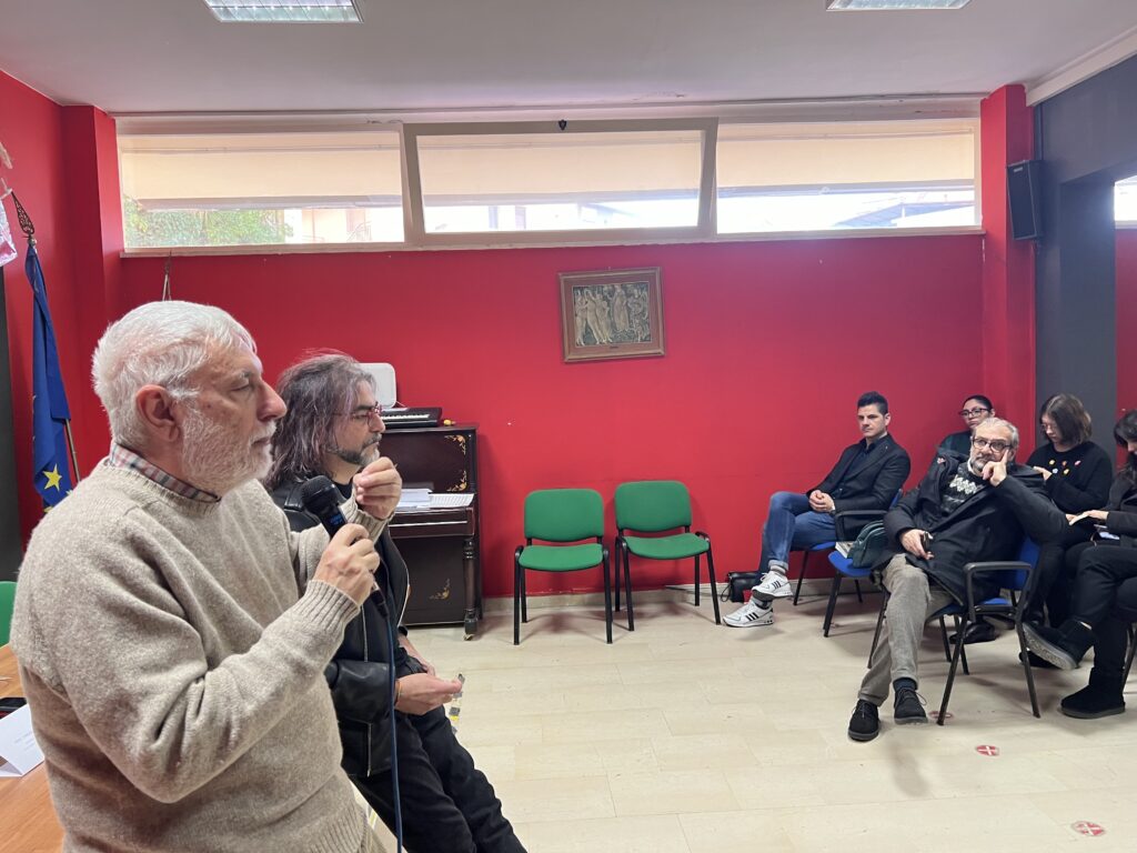 Il Prof Enrico Terrinoni dialoga con gli studenti del Liceo Alvaro di Palmi