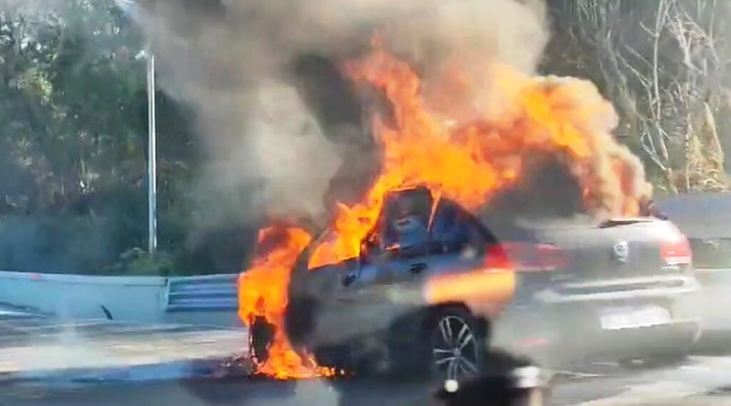 auto in fiamme autostrada