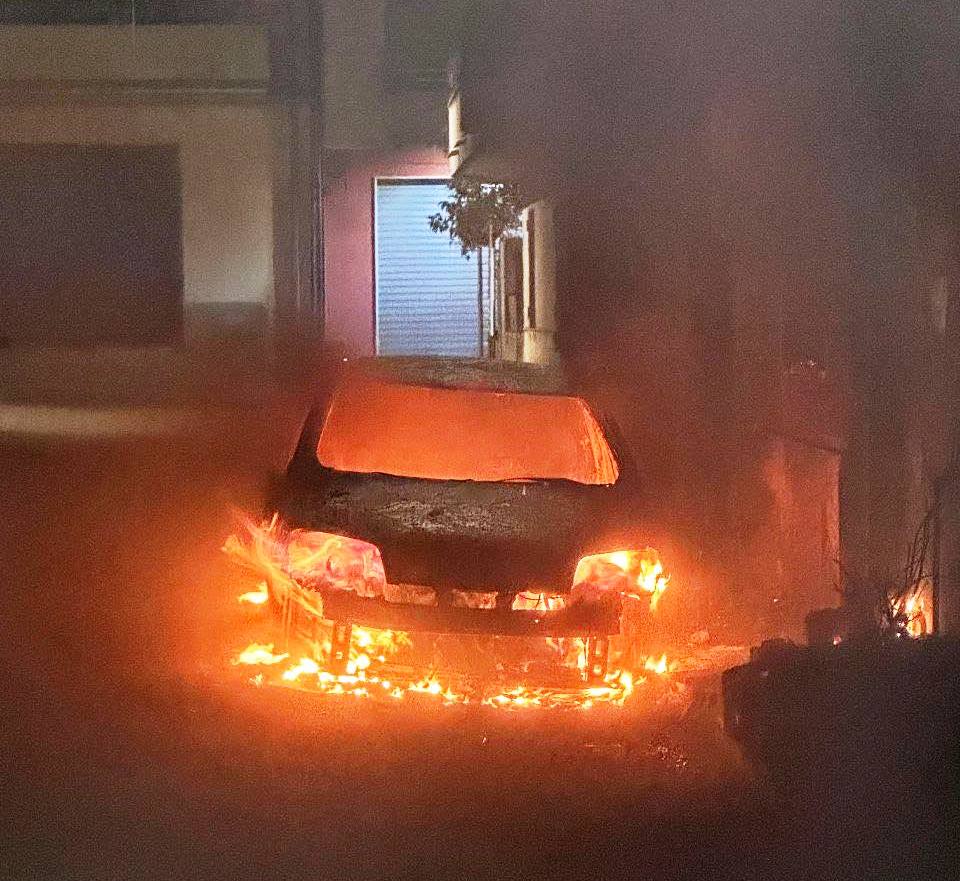 auto in fiamme sinopoli