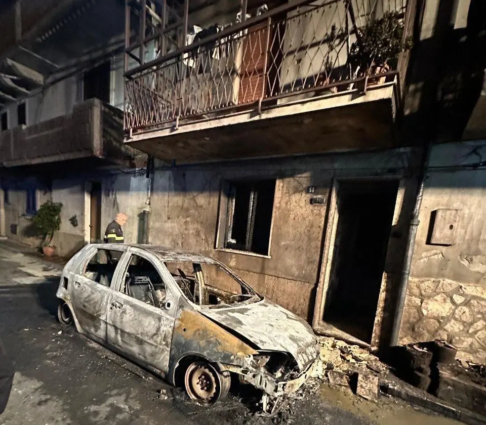 auto in fiamme sinopoli