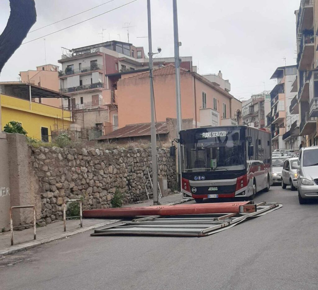 cartellone pubblicitario caduto