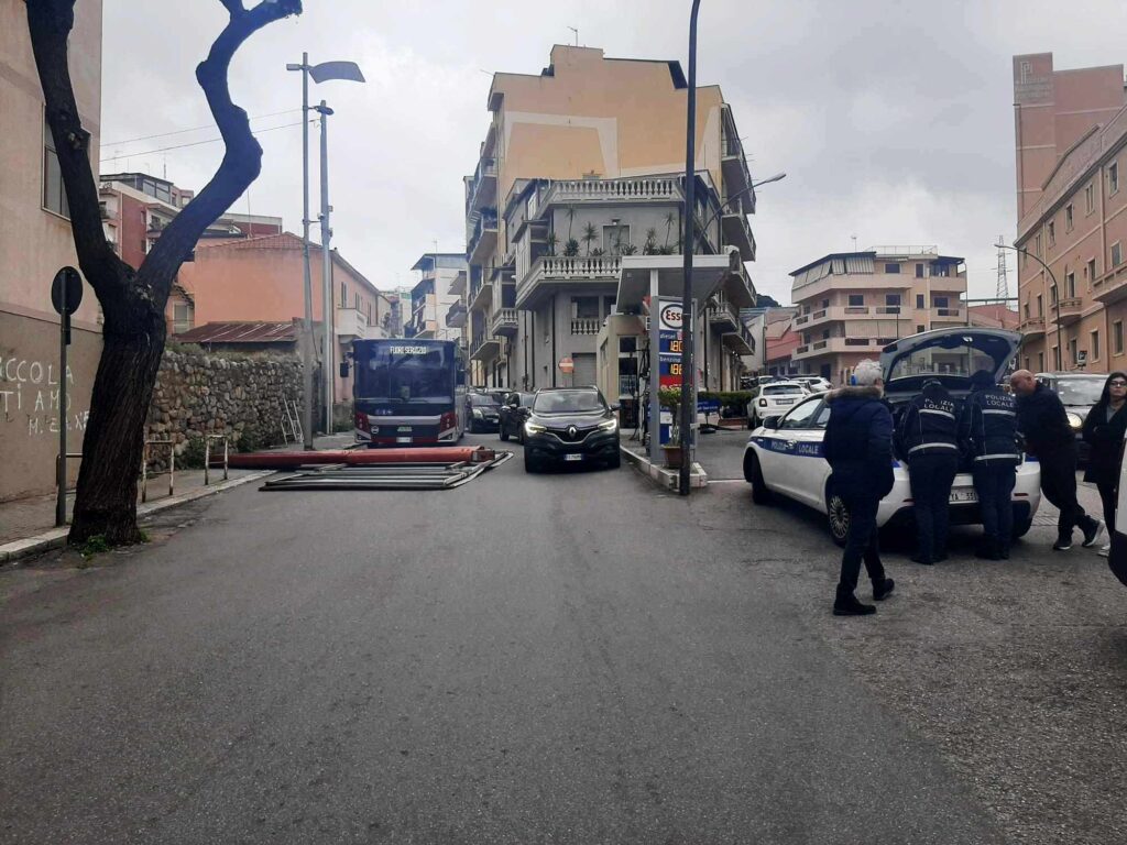 cartellone pubblicitario caduto