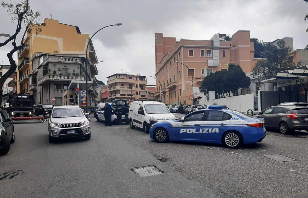 cartellone pubblicitario caduto