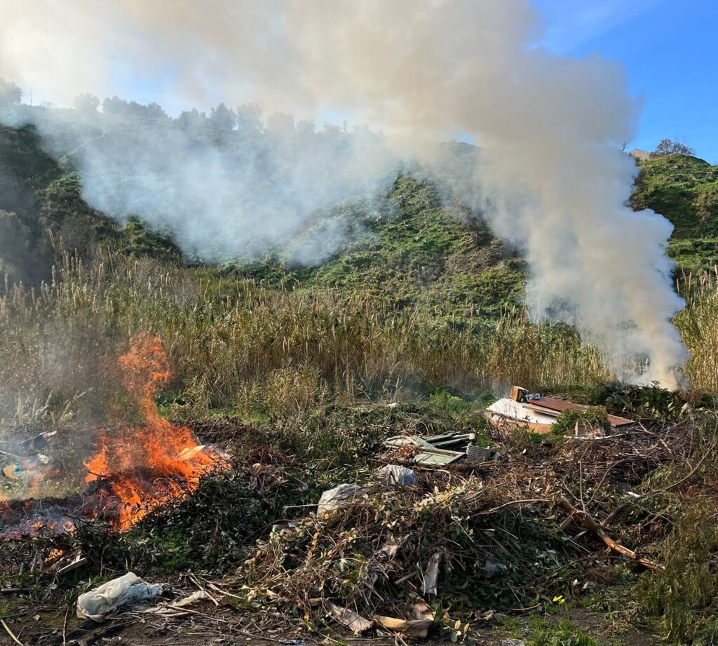 discarica incendiata