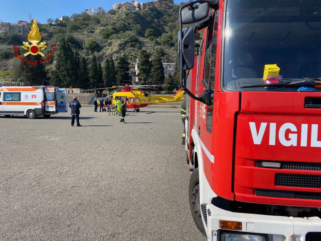 giovane si lancia con il parapendio messina vigili del fuoco