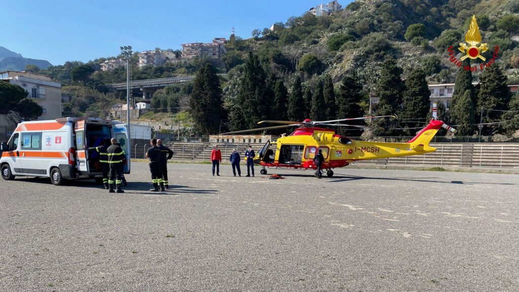 giovane si lancia con il parapendio messina vigili del fuoco