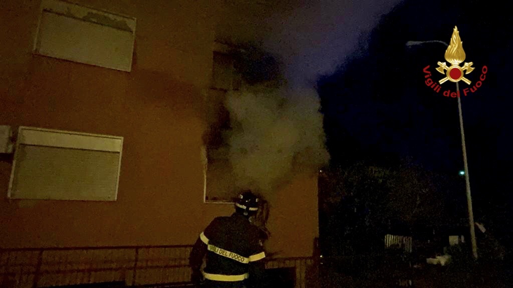 Barcellona Pozzo di Gotto, scoppia incendio in appartamento: salvata anziana che non si era accorta di nulla