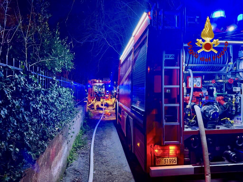 Barcellona Pozzo di Gotto, scoppia incendio in appartamento: salvata anziana che non si era accorta di nulla