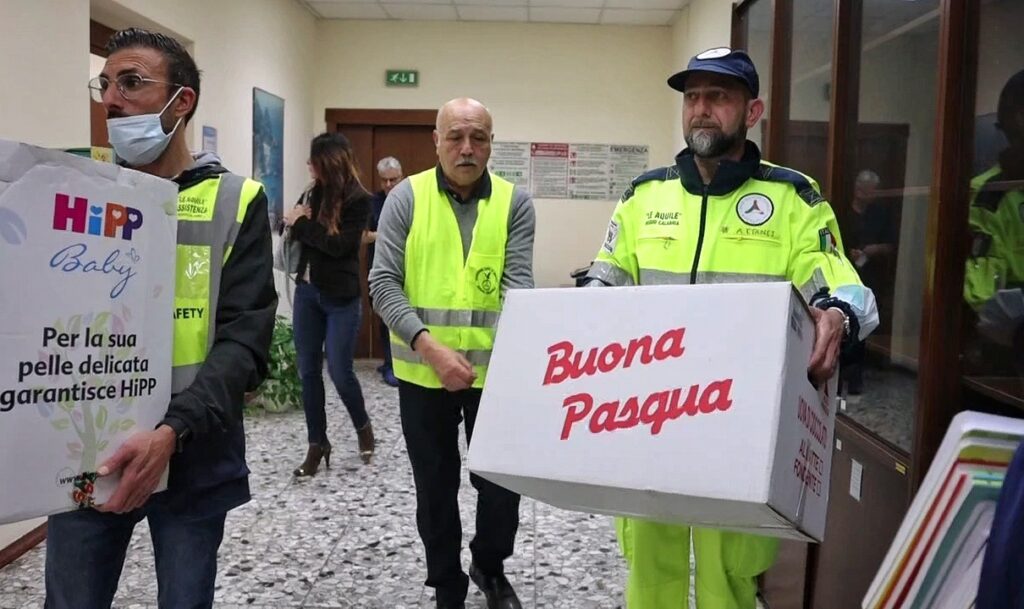 Donazione uova di Pasqua di Incontriamoci Sempre e pasticceri ai bambini di Pediatria del GOM