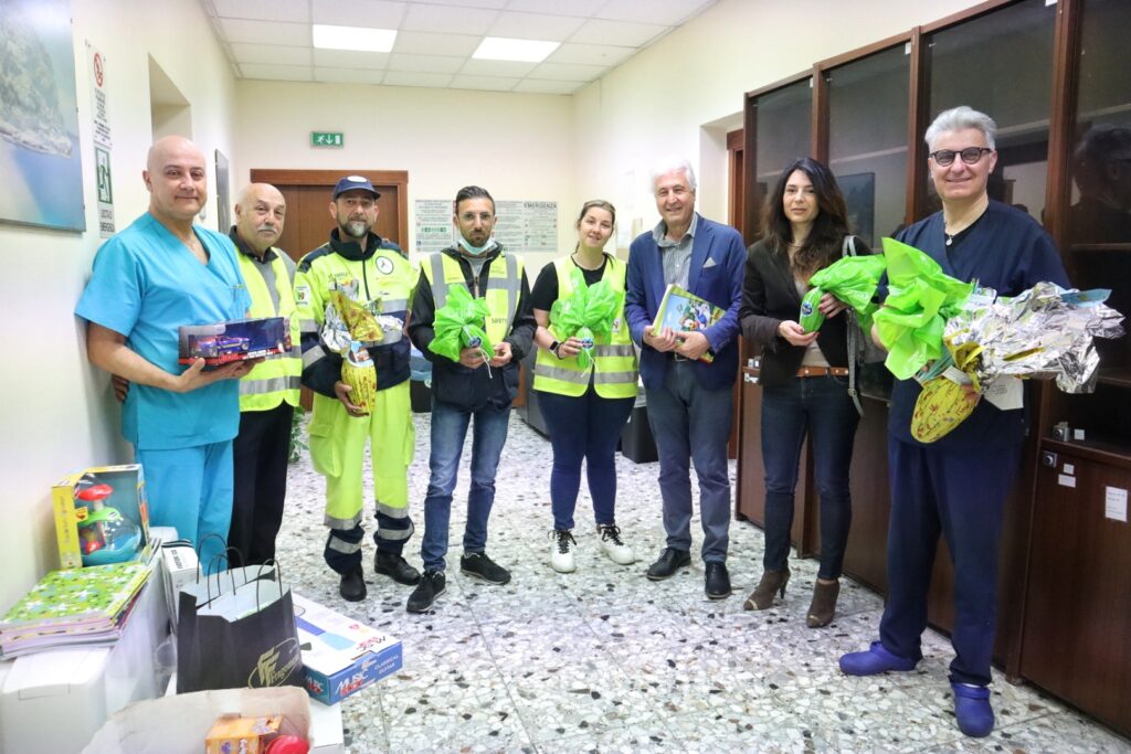 Donazione uova di Pasqua di Incontriamoci Sempre e pasticceri ai bambini di Pediatria del GOM