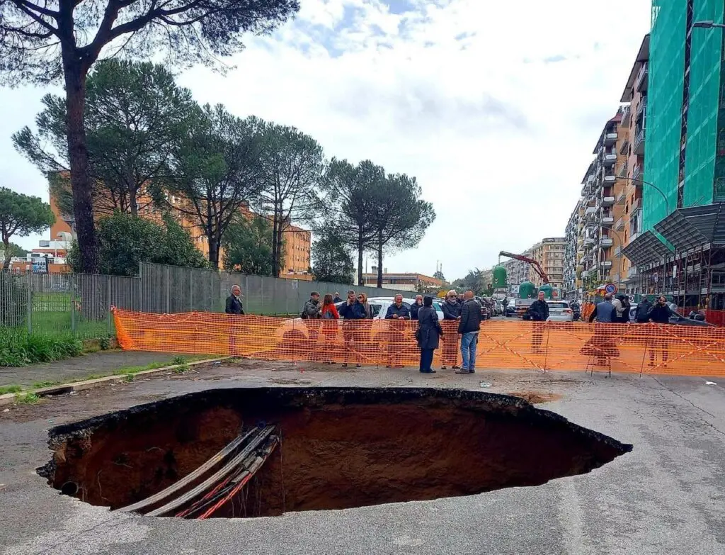 Si apre voragine a Roma, auto inghiottite