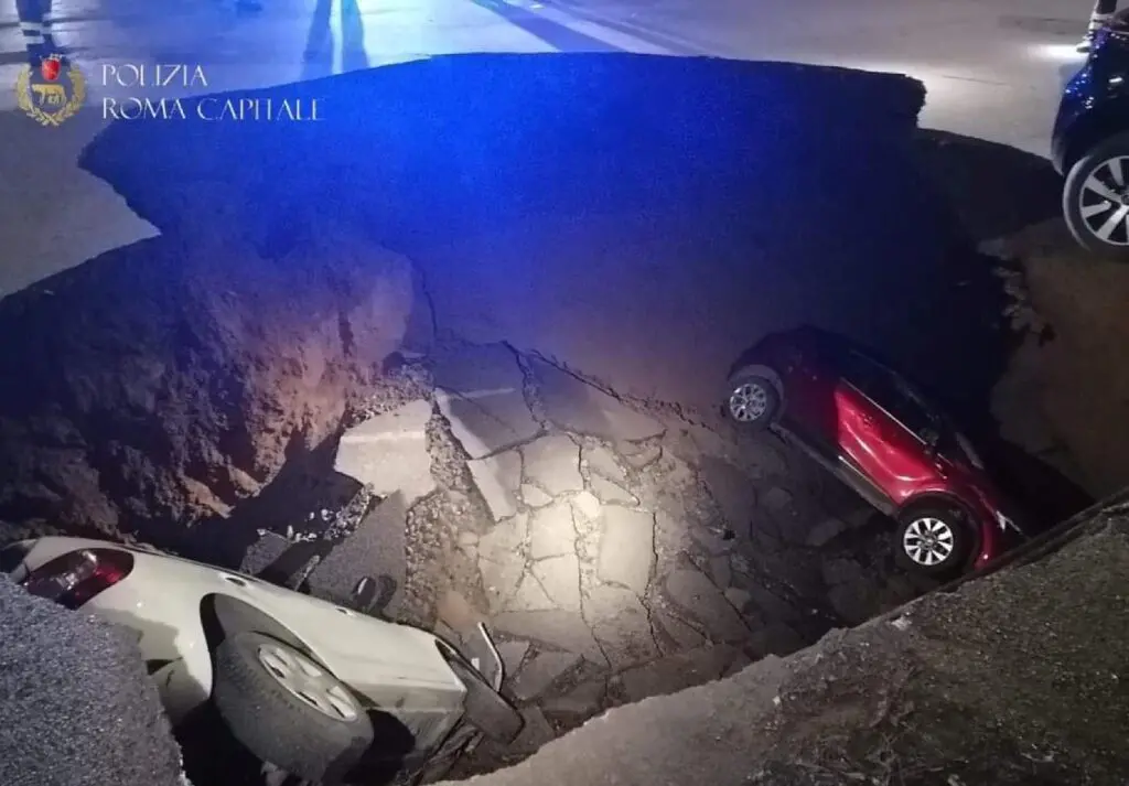 Si apre voragine a Roma, auto inghiottite