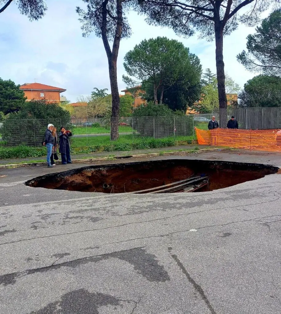 Si apre voragine a Roma, auto inghiottite