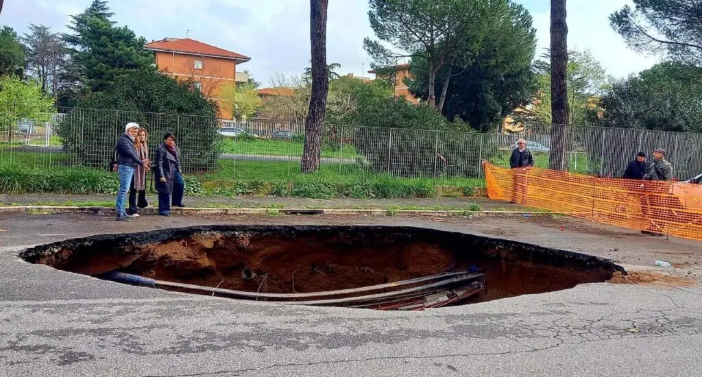 Si apre voragine a Roma, auto inghiottite