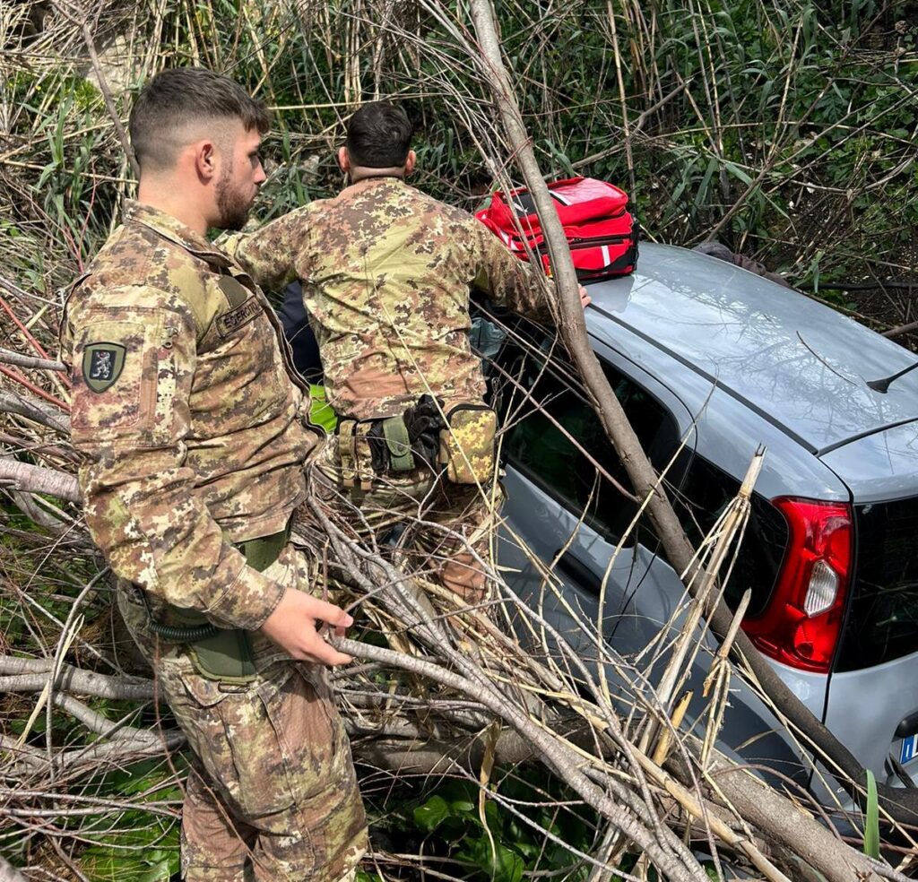 auto finisce in una scarpata salvata dall'esercito