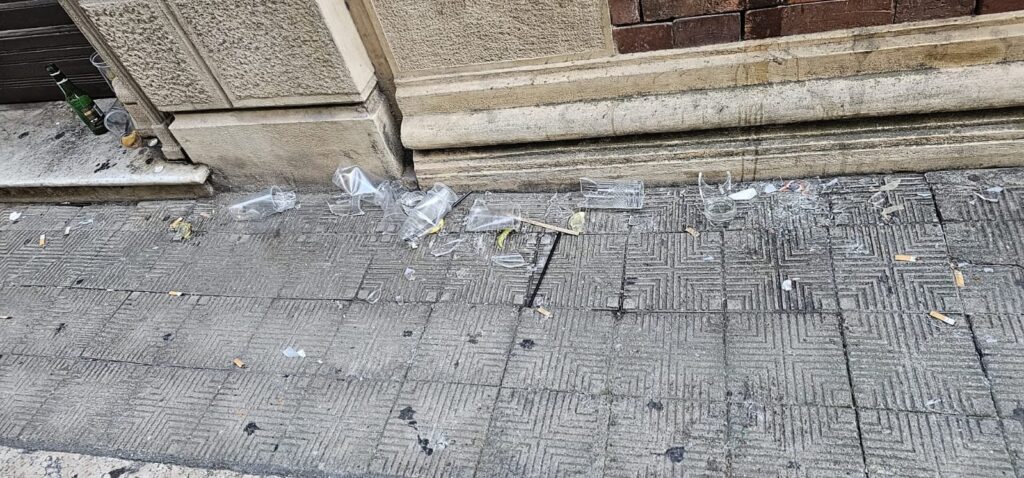 bottiglie rotte per strada reggio calabria