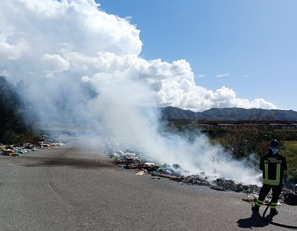 incendio rifiuti mercati san gregorio