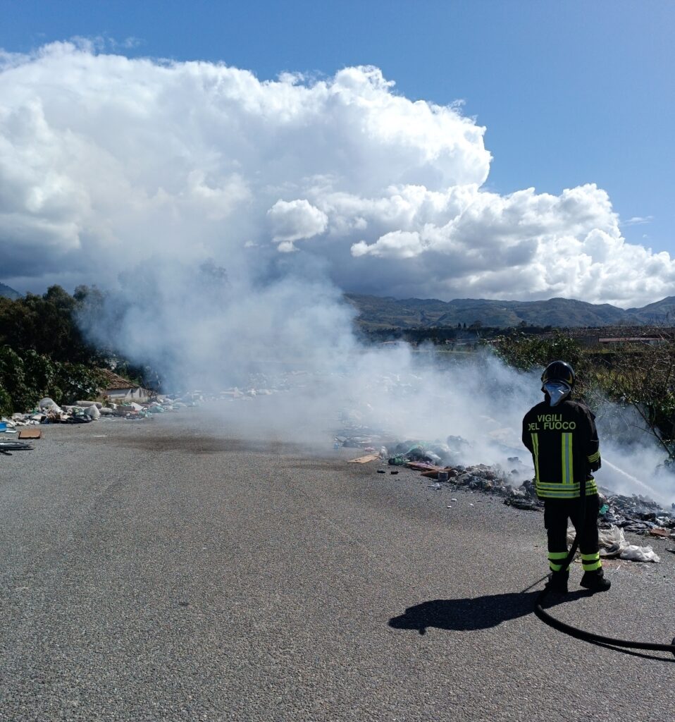 incendio rifiuti mercati san gregorio